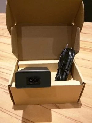 Gegenüberliegend befindet sich der Anschluss für das Netzkabel.
