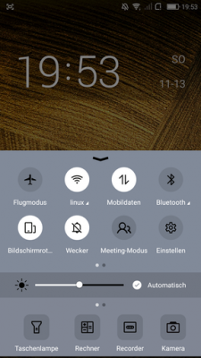 Die Quick-Settings musst du von unten auf aufrufen.