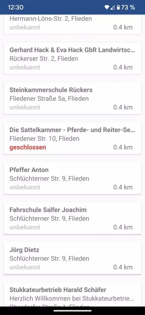 Ist ein Geschäft geschlossen, sind die Öffnungszeiten rot markiert