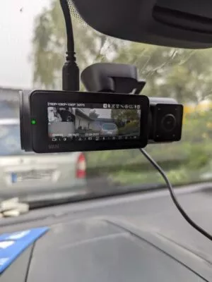 Die Vantrue N4 Pro wird an der Scheibe angebracht