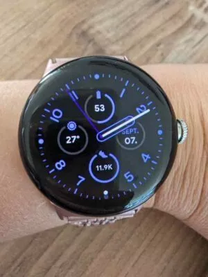 Das Pilot Hybrid Watch Face auf der Pixel Watch
