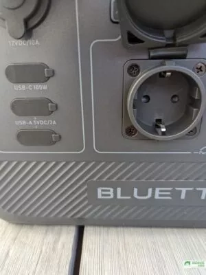 Die Anschlüsse der BLUETTI AC60 sind unter einer Silikonkappe verborgen