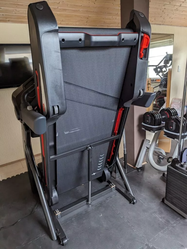 Das Laufband im aufgeklappten Zustand.