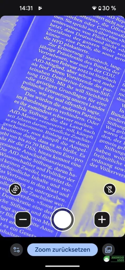 Der Text wird über die Magnifier App herangezoomt und per Filter lesbar gemacht