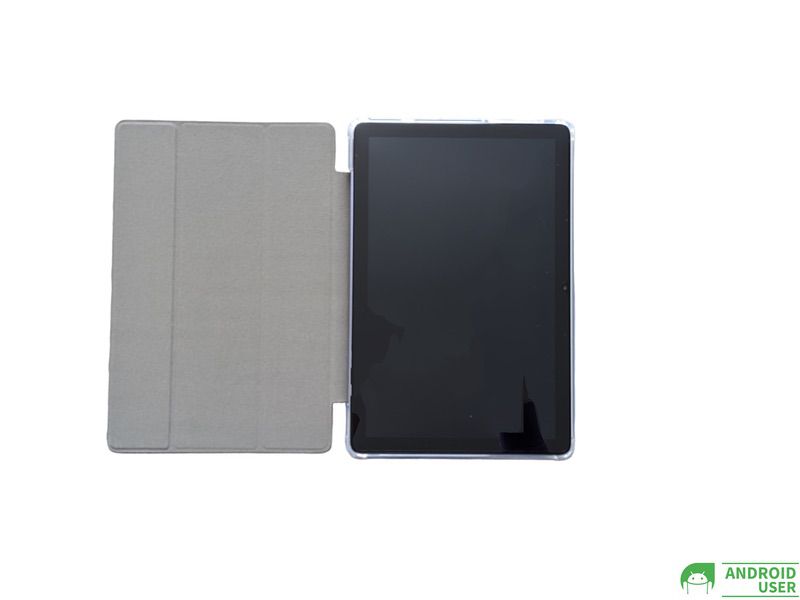 Auch eine Hülle hat das Tablet bereits installiert