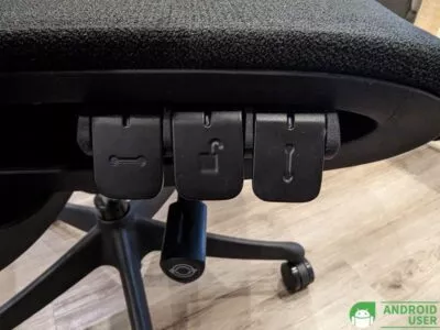 Mit drei Hebeln an der Seite verschiebst du Sitzfläche und Höhe des ergonomischen Bürostuhls