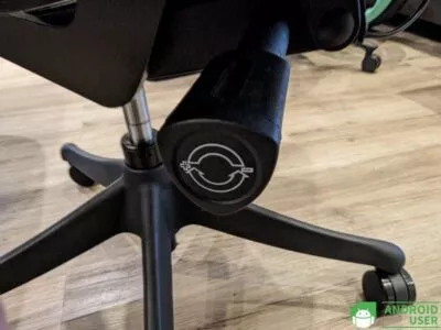 Mit dem Drehhebel änderst du die Spannung der Rückenlehne am Flexispot BS12 Pro