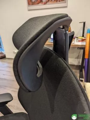 Die Kopfstütze des ergonomischen Bürostuhls