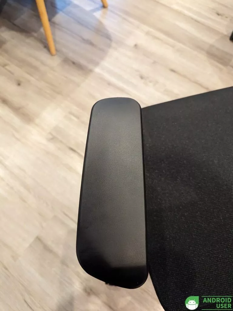 Die Armlehne am ergonomischen Bürostuhl