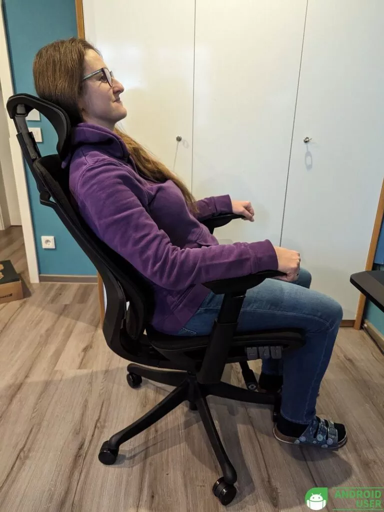 Der ergonomische Bürostuhl mit gekippter Lehne