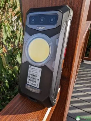 Seitlich liegt die rote Aktionstaste auf dem Fossibot F102 Outdoor Handy