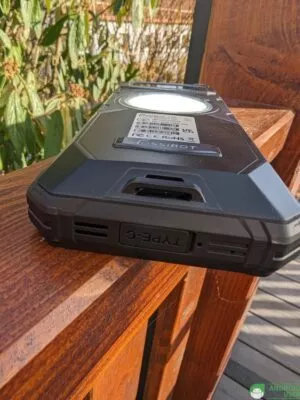 An der Unterseite befindet sich der USB-C Port des Outdoor Handy Fossibot F102