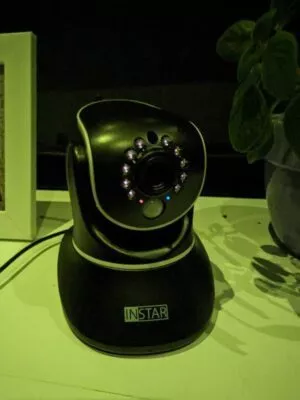 Instar IN-8415 Kamera steht im Regal