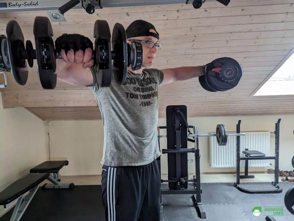 Seitheben mit den verstellbaren Hanteln Bowflex 552i
