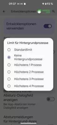 Du kannst in den Entwickleroptionen die Limits für Hintergrundprozesse begrenzen.