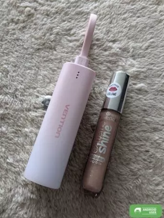 Die Vention Powerbank ist minimal größer als ein Lippenstift