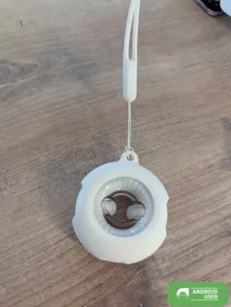 Du kannst das Case samt Buds um den Hals tragen