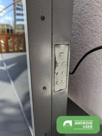 Bedienbuttons an der Seite des Outdoor TV