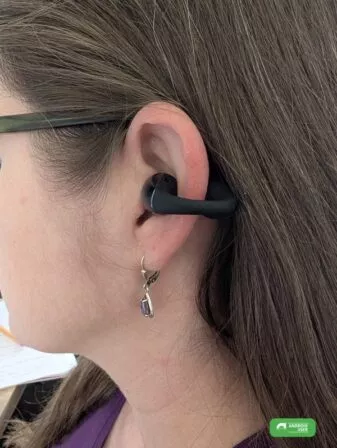 SoundPeats PearlClip Pro Sitzt der Open Ear Kopfhörer