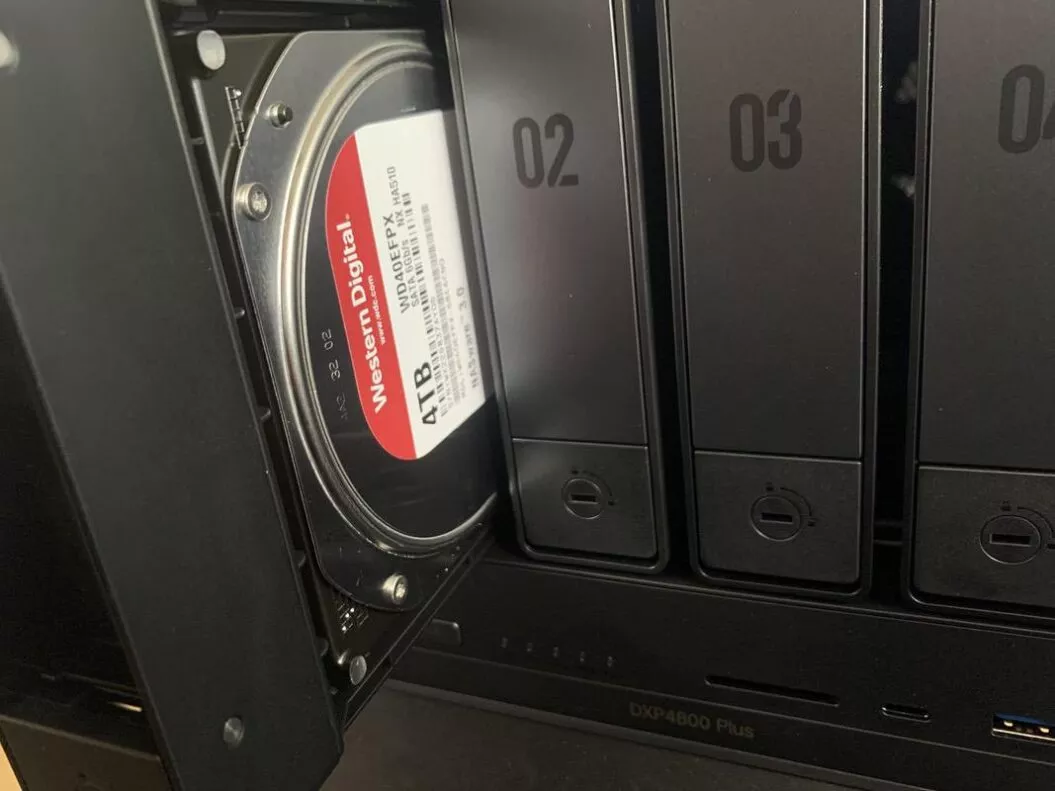 UGREEN NAS Festplatten einbauen