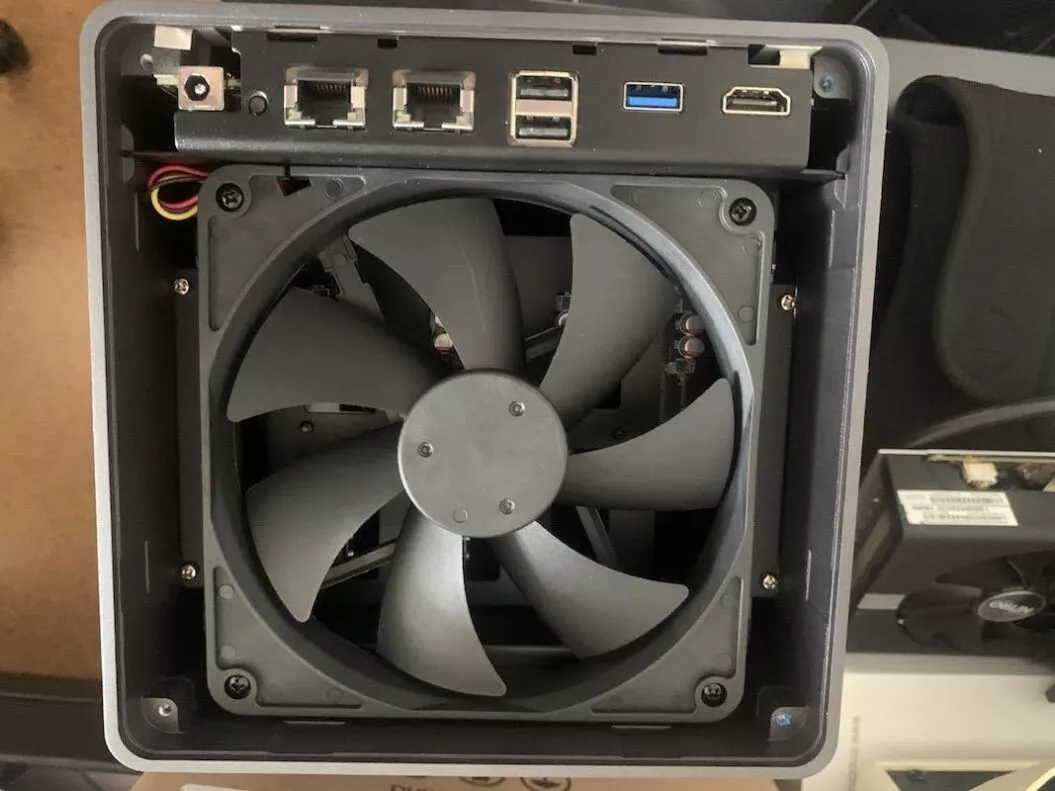 UGREEN DXP4800 Plus Lüfter austauschen.