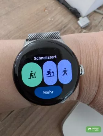 Kachel für den Trainingsschnellstart im neuen Material 3 Expressive Design unter Wear OS auf der Pixel Watch und in der Fitbit App