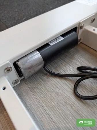 Die Motoren im Schreibtischgestell