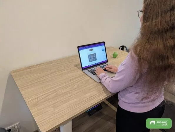 Stehende Nutzung des höhenverstellbaren Schreibtisch