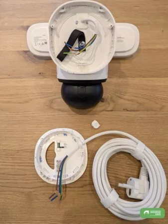 Die Kabel der Überwachungskamera müssen durch die Montageplatte geführt werden