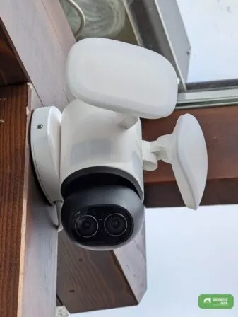 Reolink TrackFlex Floodlight Überwachungskamera an der Veranda angebracht
