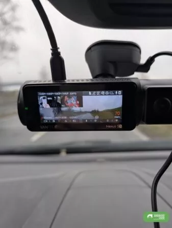 Vantrue Dashcam an Frontscheibe angebracht
