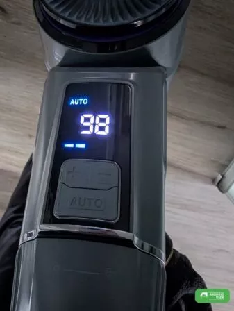 Am Display des Narwal V40 Station ist der AUTO-Modus erkennbar