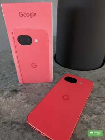 Unboxing des Google Pixel 10a in Berry