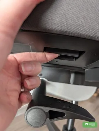 Griffmulde unter dem Sitz für die Sitztiefe
