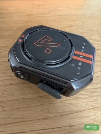 Links liegt der USB-C-Ladeport am Walkie Talkie