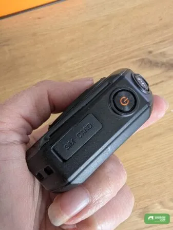 Der Power-Button sowie der SIM Kartenslot liegen seitlich am Walkie Talkie