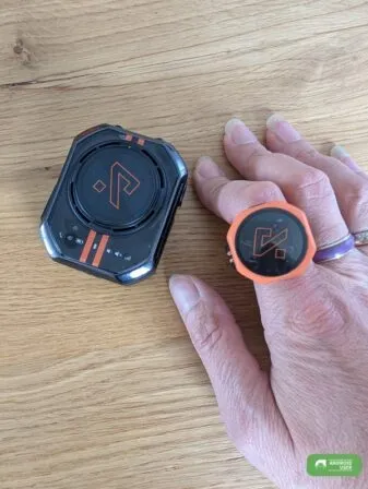 Mit dem Fernring am Klettband lässt sich das Walkie Talkie aus der Ferne steuern