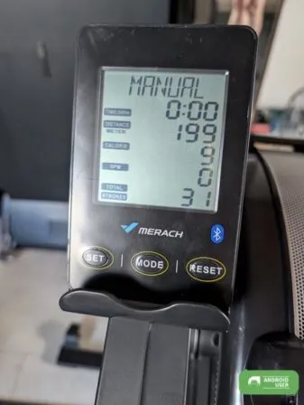 Der Monitor am Rudergerät zeigt die wichtigsten Details